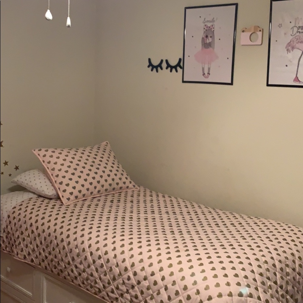 Girly room bedding with decor
